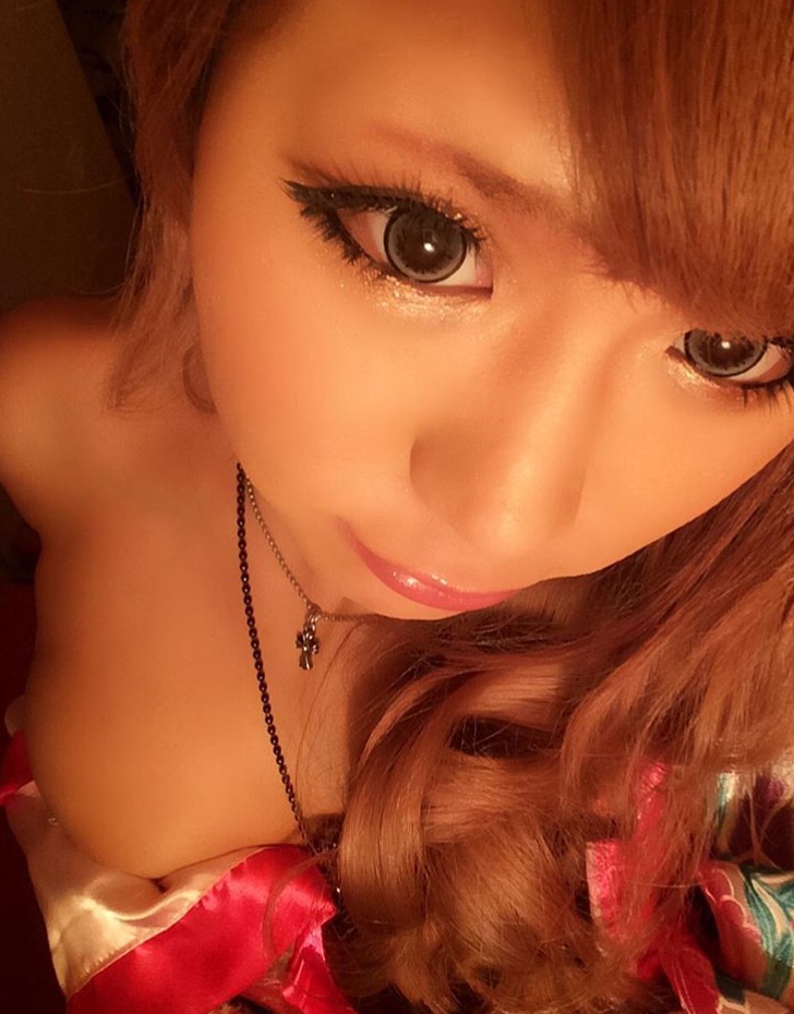 夜のお店で働く女達の胸チラしてるエロ画像の画像55