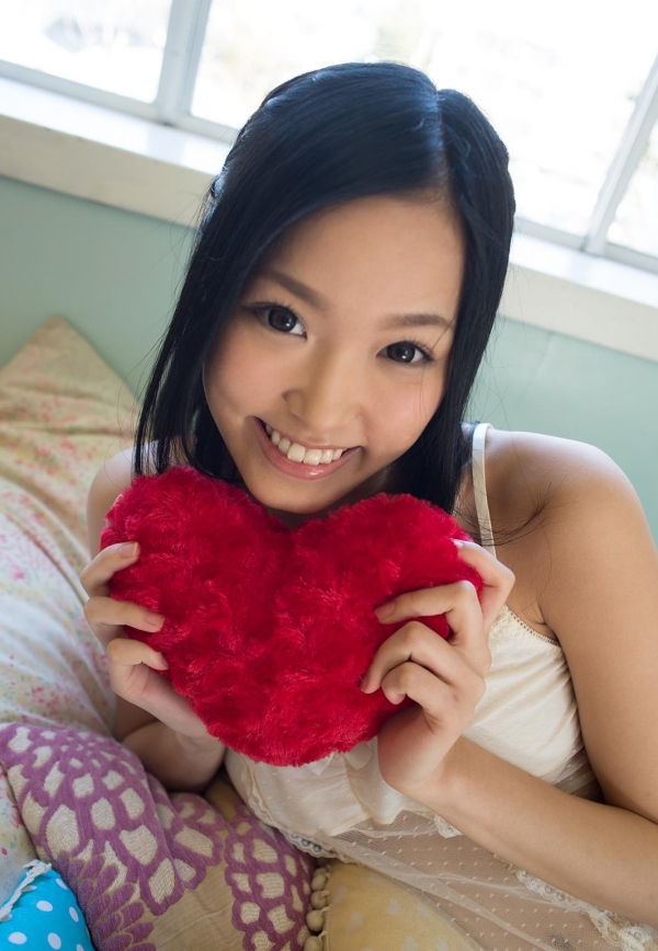 そっくりなアイドルが多くてすぐに人気になった柚月あいちゃんとお家でイチャイチャなグラビア29