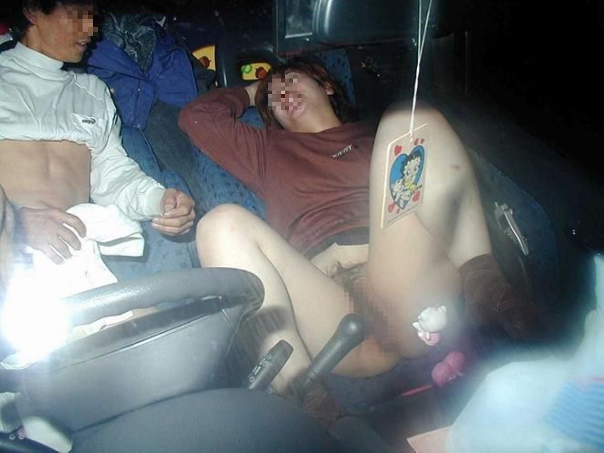せっまい車内でヤってるカーセックスのエロ画像wwwの画像52