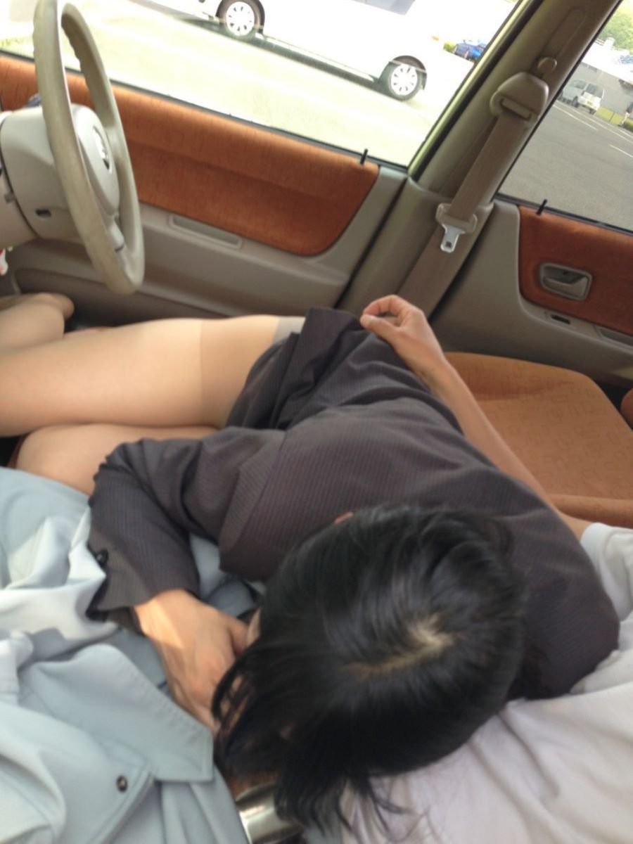 せっまい車内でヤってるカーセックスのエロ画像wwwの画像123