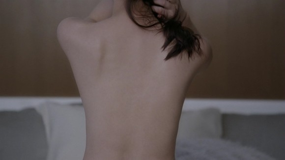 ユニクロのCMでの佐々木希が全裸→ブラつけてる背中ｗｗの画像4