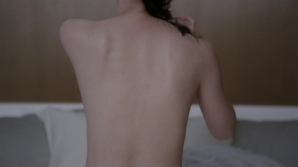 ユニクロのCMでの佐々木希が全裸→ブラつけてる背中ｗｗの画像5