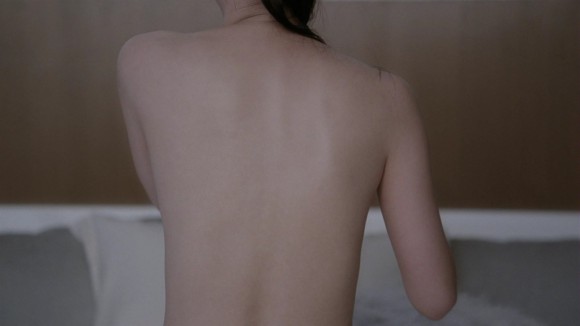 ユニクロのCMでの佐々木希が全裸→ブラつけてる背中ｗｗの画像6