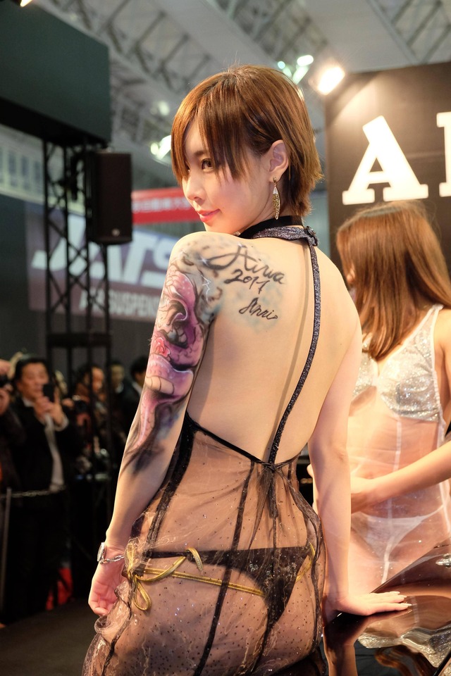東京オートサロン2017で車より目立ってたエロい格好のコンパニオンさん達wwの画像1