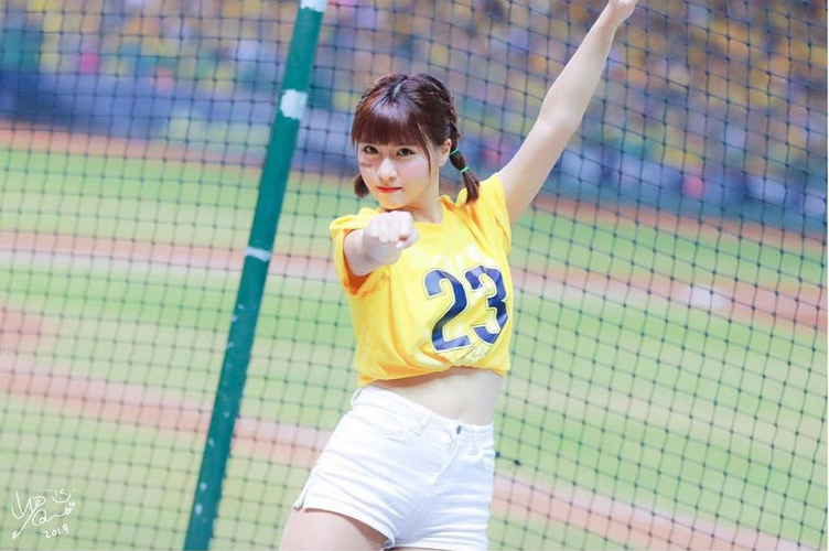 台湾プロ野球チームのチアリーダー峮峮(チュンチュン)さんのおっぱいwwの画像15枚目