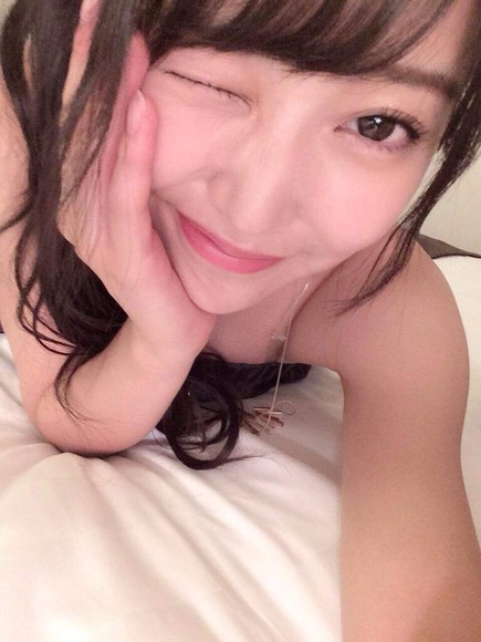 Dカップと思われる白間美瑠の水着グラビアに自撮りが誘ってるようにしか見えんww13