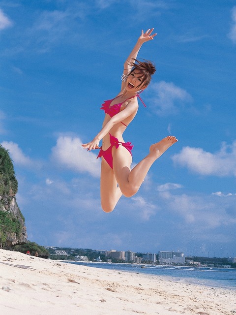 元AKBで一番抜かれたであろう篠田麻里子のアソコの食い込みがエロすぎww32