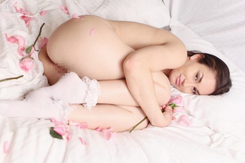 お花でアソコ隠してたりモザイクだったりとにかくヌードしてる外人wwの画像70
