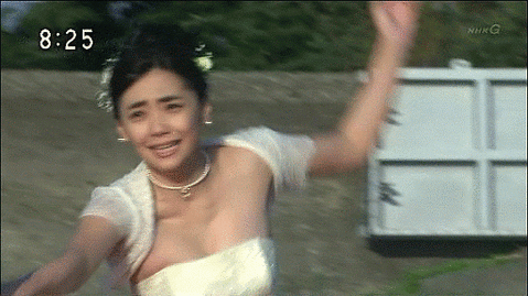 【おっぱい揺れ】地上波で流れた巨乳おっぱいが揺れてるgifを厳選【胸チラもあり】の画像49