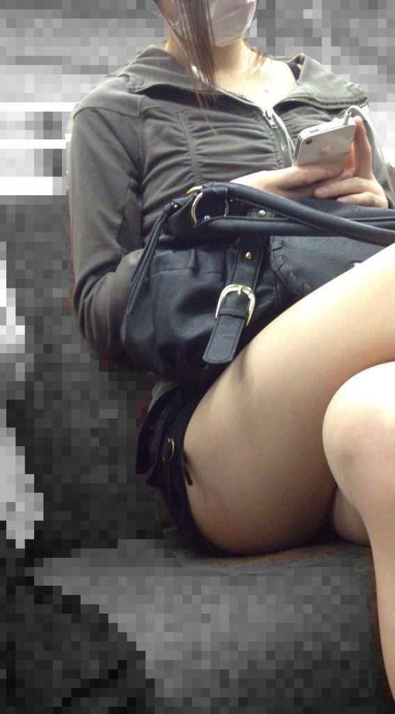 電車内で撮られた無防備な素人さんのパンチラがムラムラしちゃうｗｗの画像49
