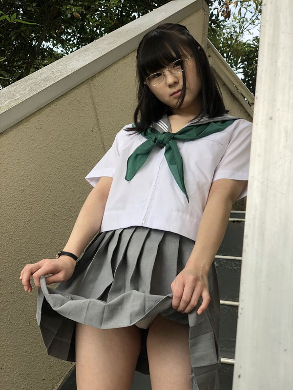 顔も身体も合法ロリな星野風香ちゃんのちっぱい身体での食い込みwwの画像4枚目
