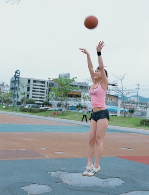 綾瀬はるかのおっぱい目線のおっぱいグラビアを厳選してあつめてみたwwの画像52